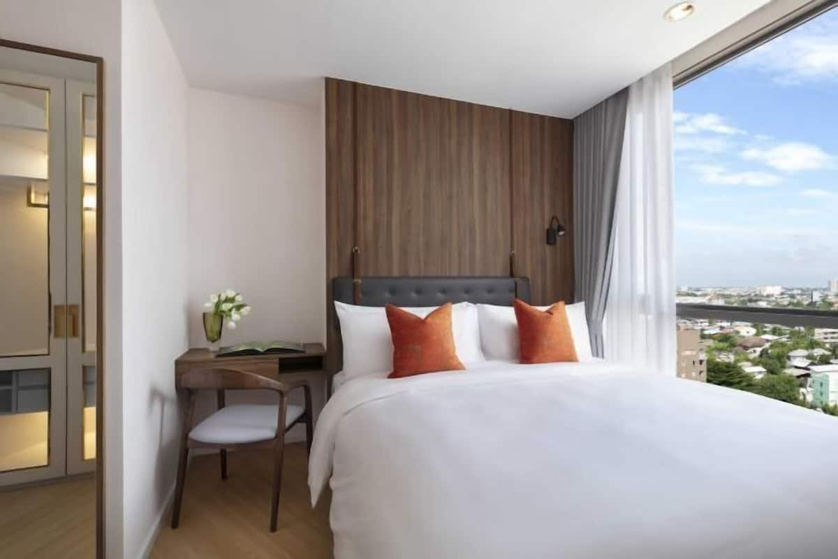 1 bedroom, premium bedding, desk, soundproofing