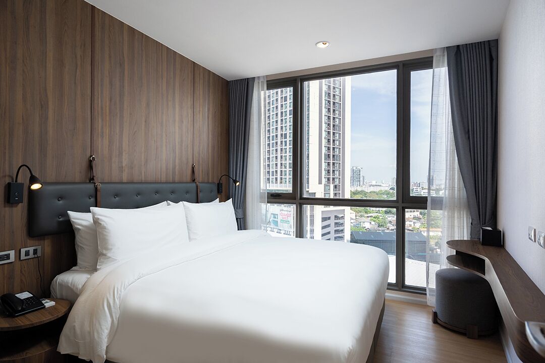 One Bedroom Deluxe King | 高級寝具、デスク、防音設備、アイロン / アイロン台