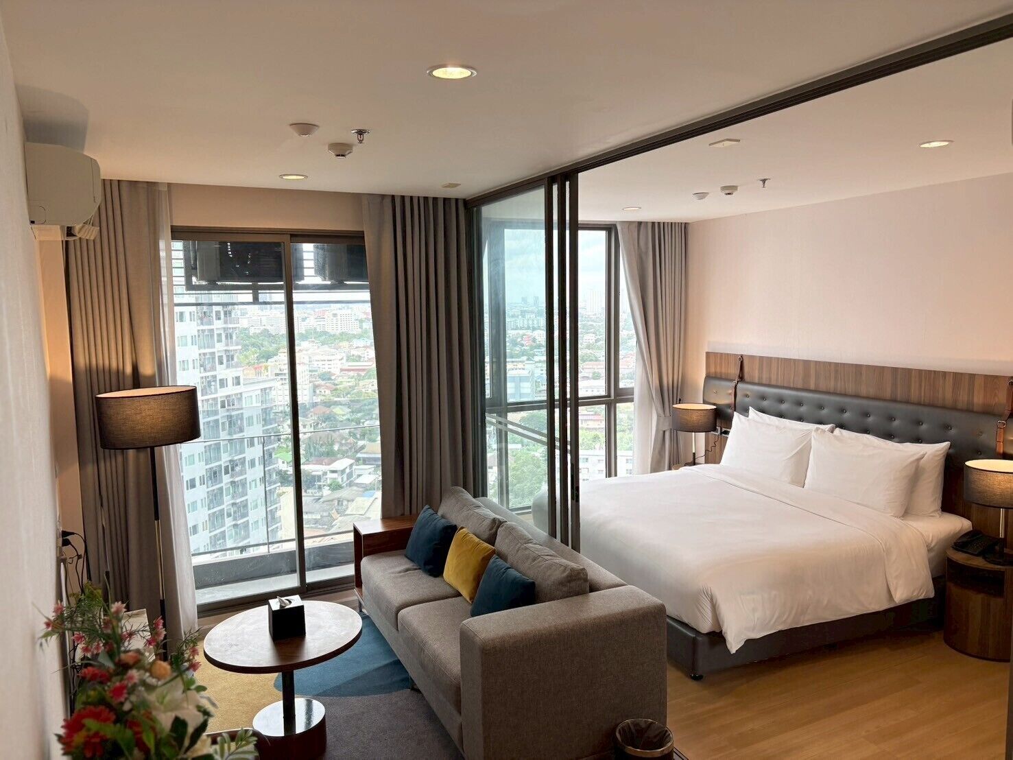 One Bedroom Executive Corner King room | เครื่องนอนระดับพรีเมียม, โต๊ะทำงาน, ห้องเก็บเสียง, เตารีด/โต๊ะรีดผ้า