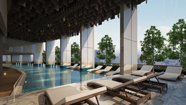 Piscina infinita en la azotea con sillones de descanso y vista al horizonte de la ciudad.