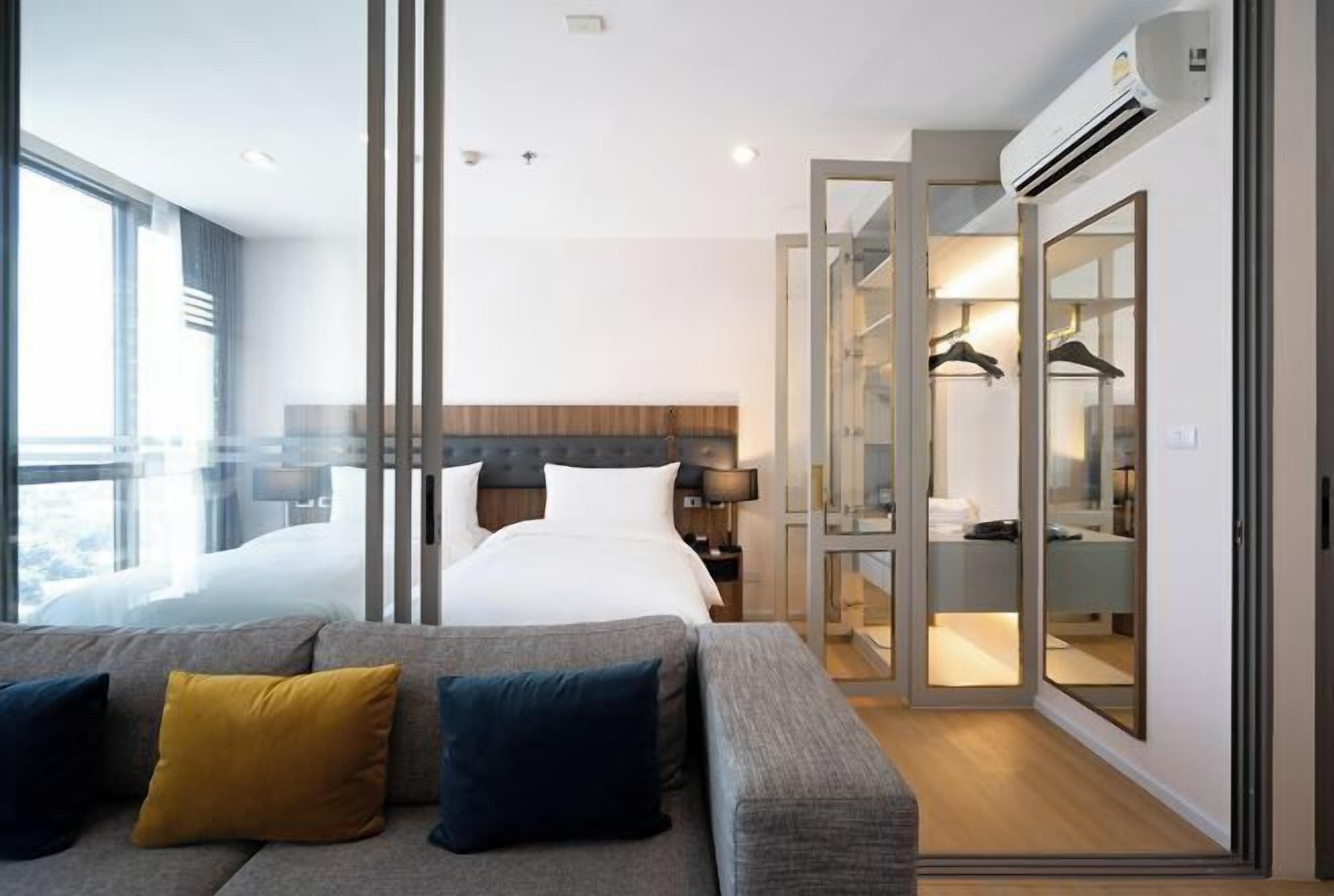 Luxe beddengoed, een bureau, geluiddichte muren