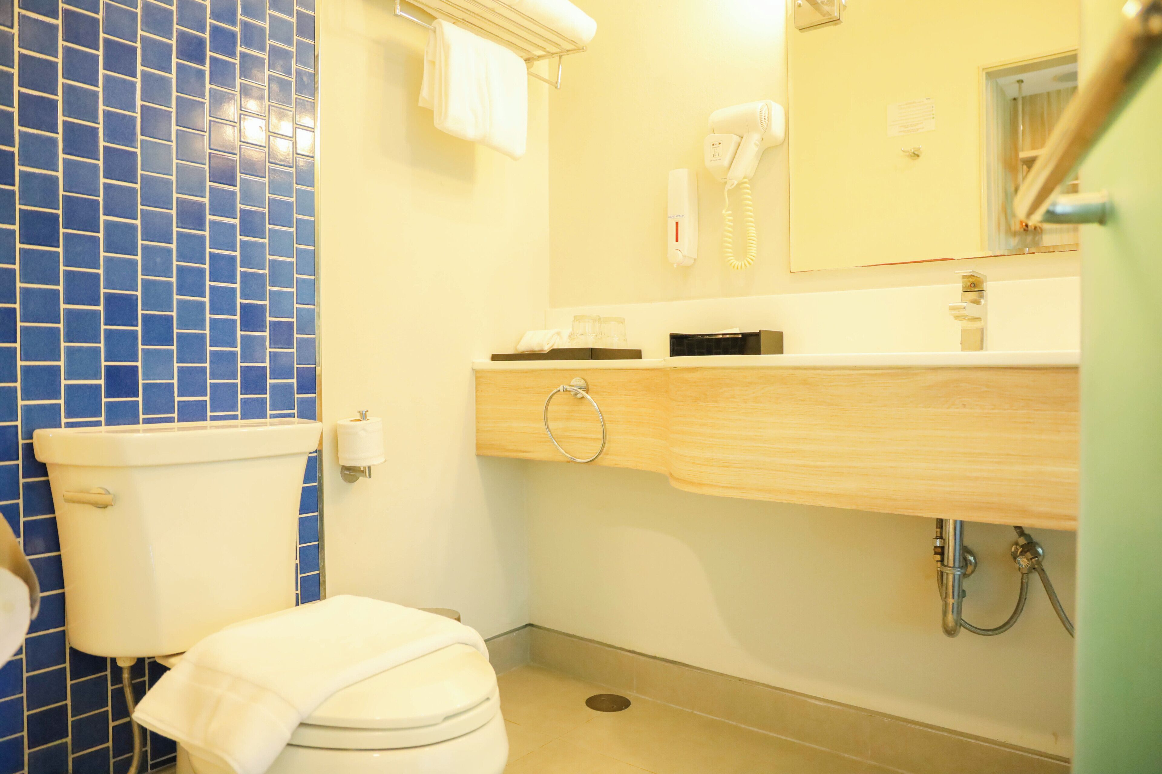 Habitación superior con 1 cama matrimonial o 2 individuales, vista al jardín | Baño | Regadera, amenidades de baño ecológicas, secadora de cabello, bidet 