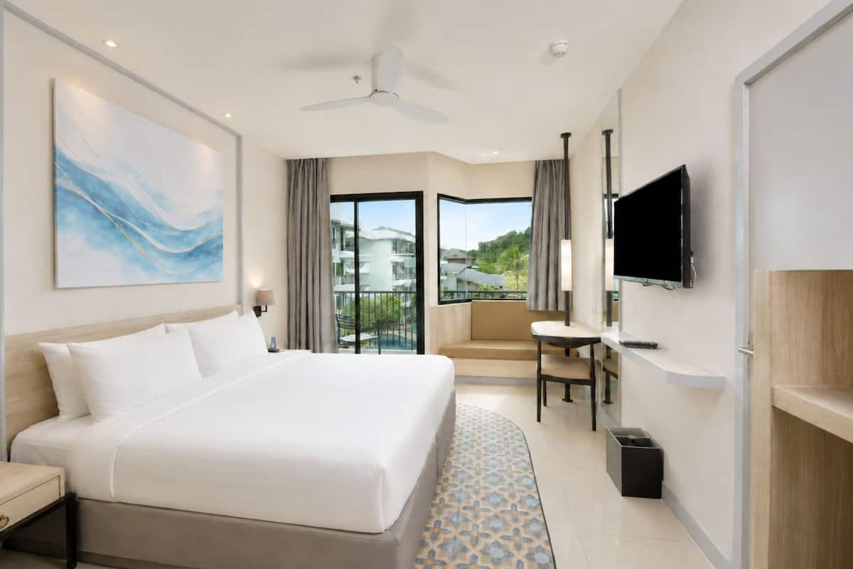 Superior Double or Twin Room, Pool View | Room amenity