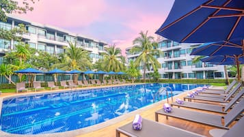 2 outdoor pools, open 8:00 AM to 8:00 PM, sun loungers