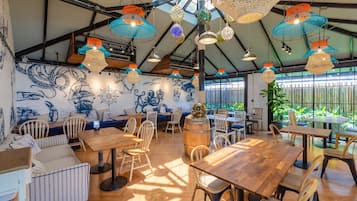 2 restaurantes: opção de almoço e jantar