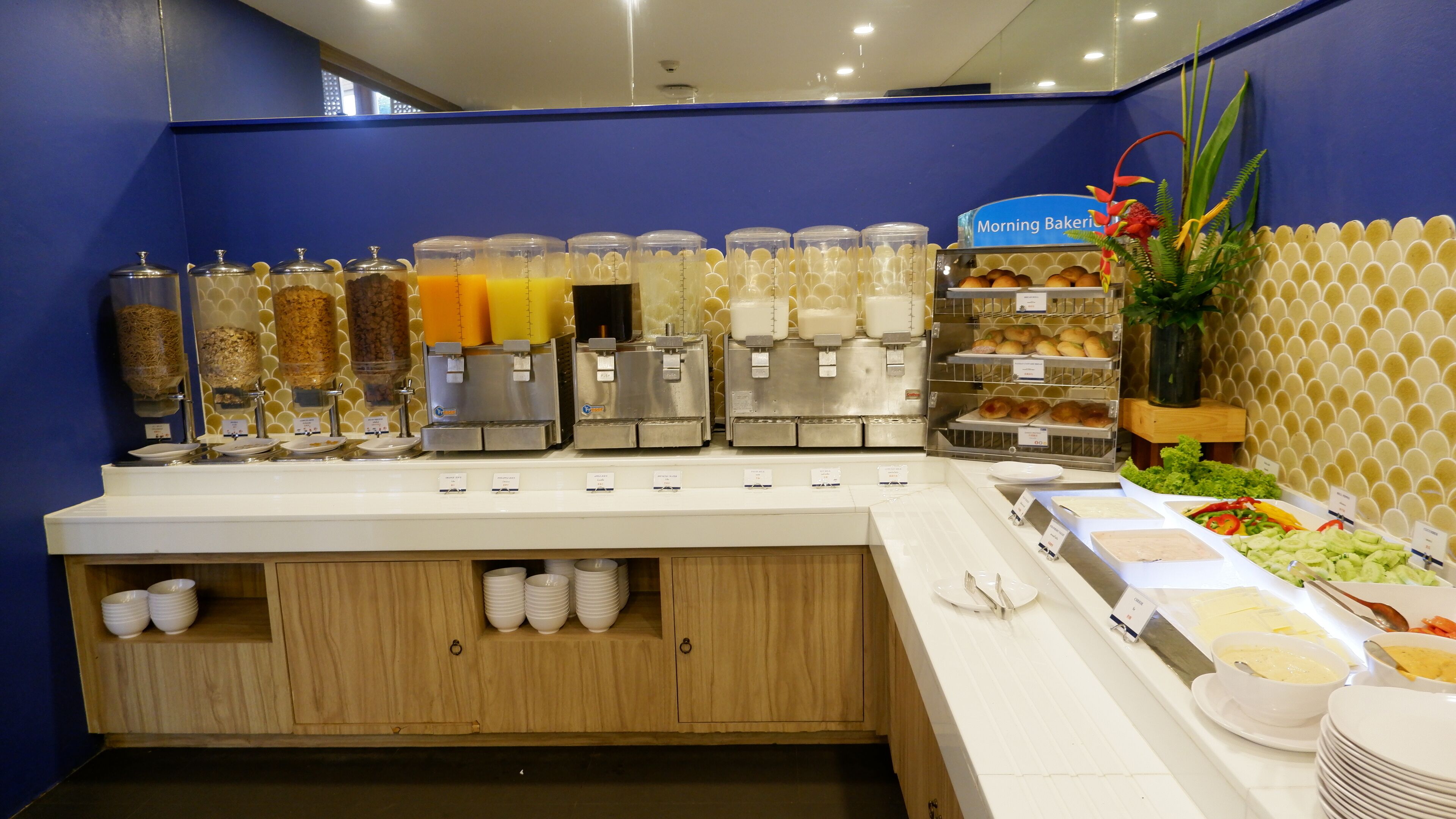 Un bufé de desayuno con diversas opciones de comida y bebidas.
