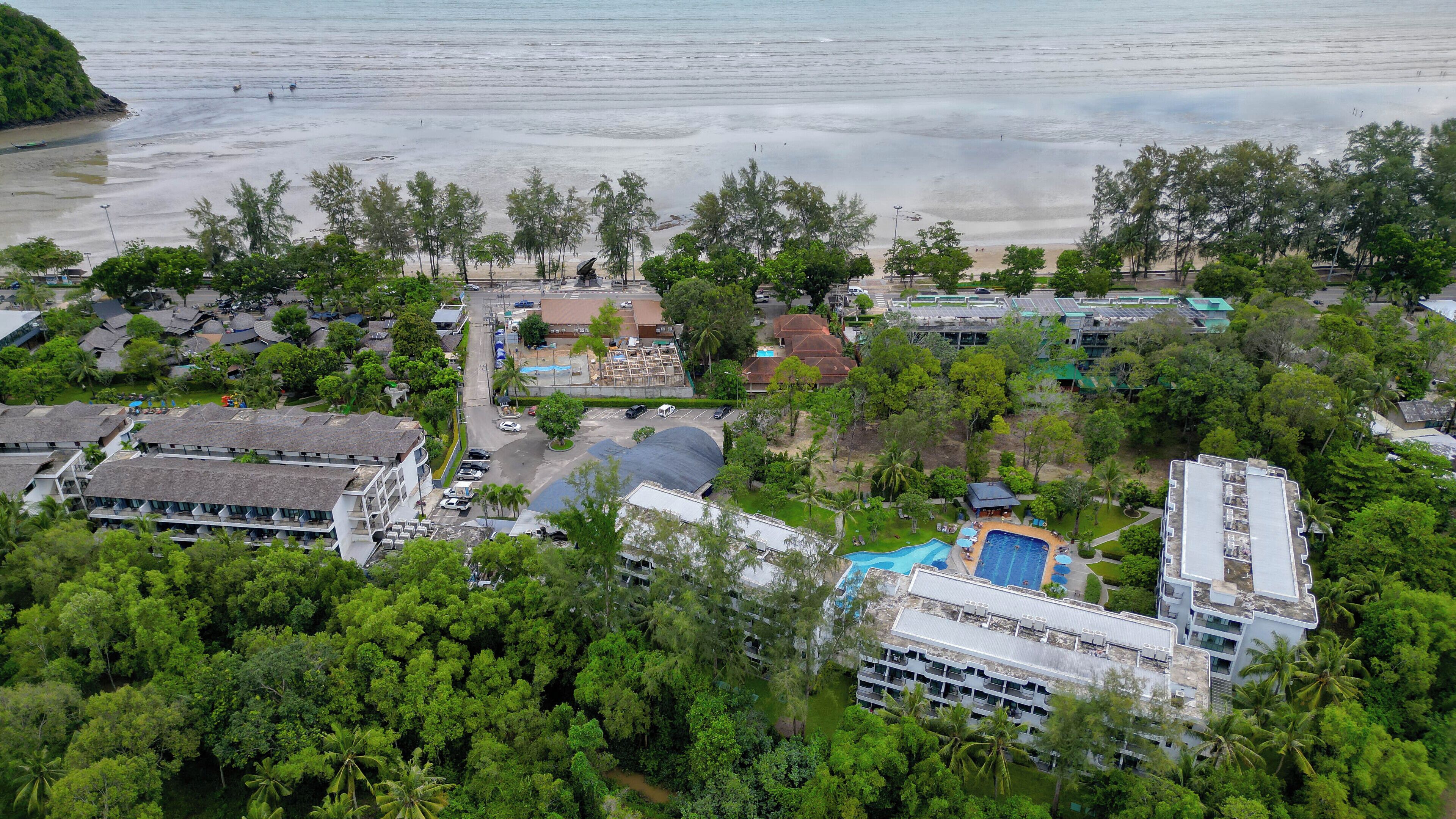 Nära stranden, vit sandstrand, parasoller och strandhanddukar