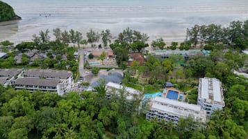 Nära stranden, vit sandstrand, parasoller och strandhanddukar