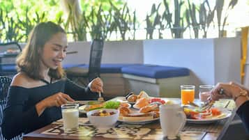 Café da manhã com buffet todos os dias mediante uma taxa