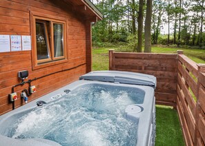 Outdoor spa tub - Woodland Beech Lodge (Ellesmere)