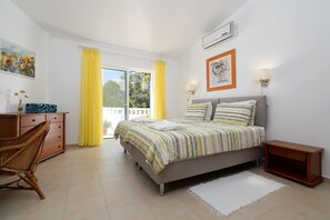 3 chambres, coffres-forts dans les chambres, bureau