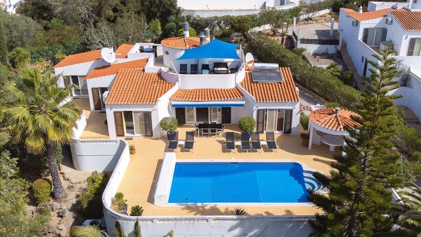 A large house with a swimming pool, multiple balconies, and a garden area. - Casa Sonny - villa with airco and pool near golf course, beaches and town (Carvoeiro)