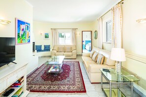 Fernseher, Kamin, DVD-Player, Stereoanlage