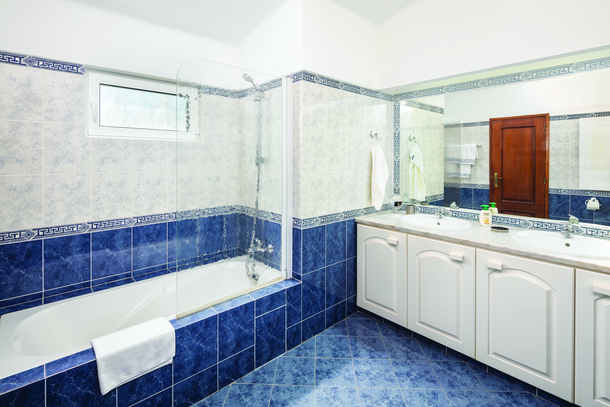 Bañera, secador de pelo y toallas