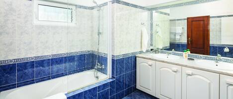 Bañera, secador de pelo y toallas