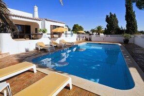 Piscine chauffée, chaises longues