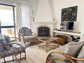 TV, peis, DVD-spiller og stereoanlegg