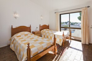 2 Schlafzimmer, Zimmersafe, Schreibtisch, Bügeleisen/Bügelbrett