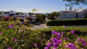 A coastal villa with a garden, a view of the sea, and a clear sky. - Casa ADM 42 - Villa with Pool, Walk to Carvoeiro (Lagoa)
