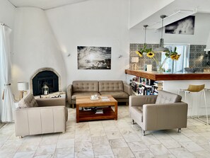 Televisie, een open haard, een dvd-speler en een stereo