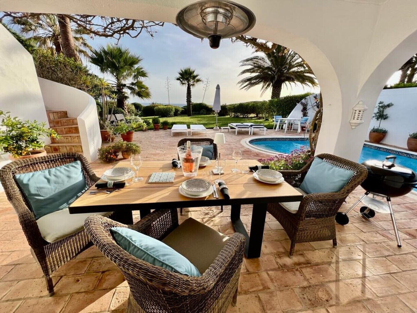 屋外ダイニングエリア