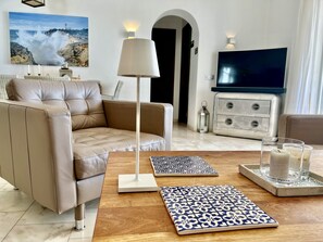 Télévision, cheminée, lecteur de DVD, chaßne hi-fi