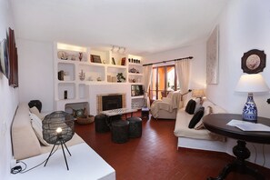TV, lareira, DVD player, aparelho de som