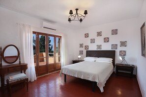 4 quartos, escrivaninha, ferros/tábuas de passar roupa, berço de viagem