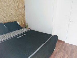 1 slaapkamer, een strijkplank/strijkijzer, gratis wifi