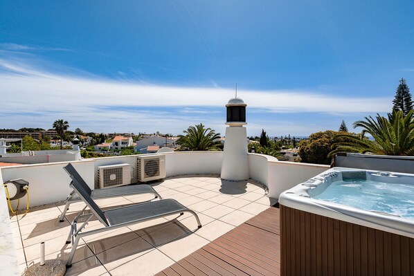Terrace/patio - Wonderful holiday villa with airco, heatable pool + jacuzzi on golf development (Carvoeiro)
