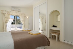 3 bedrooms, in-room safe, desk, iron/ironing board - Wonderful holiday villa with airco, heatable pool + jacuzzi on golf development (Carvoeiro)