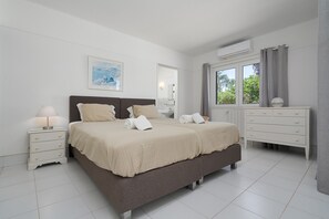 3 bedrooms, desk, iron/ironing board, travel crib