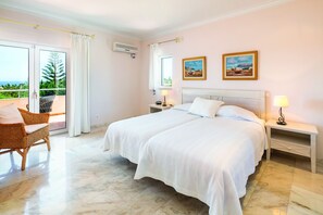 3 chambres, coffres-forts dans les chambres, fer et planche à repasser