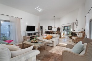 Fernseher, Kamin, DVD-Player, Stereoanlage