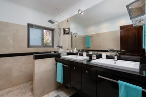 Badewanne, Haartrockner, Handtücher