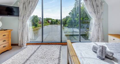 Stunning two storey contemporary lodge on the edge of the lake.