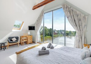 2 bedrooms, free WiFi - Stunning two storey contemporary lodge on the edge of the lake. (Anglesey)