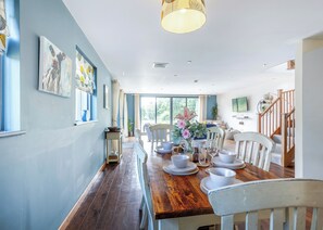 Dining - Stunning two storey contemporary lodge on the edge of the lake. (Anglesey)