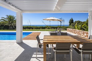 Outdoor dining - Casa Guincho, villa with private pool at Algarve Clube Atlântico (Carvoeiro)