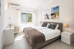 3 habitaciones, caja de seguridad en la habitación y escritorio 