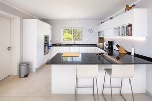 Geladeira, micro-ondas, fogão, cooktop