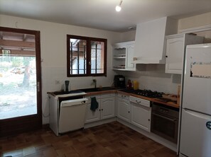 Frigorifero, lavastoviglie, macchina per tè/caffè, tavolo da pranzo