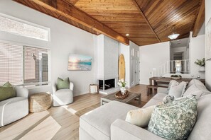 Télévision, cheminée