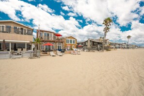On the beach - 3 Bedroom Oceanfront Home on 41st St (Newport Beach)