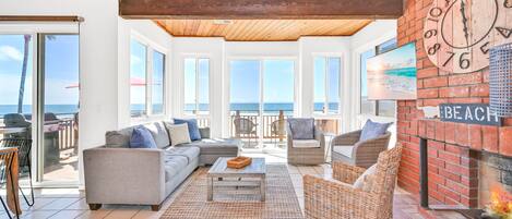 Televisión y chimenea