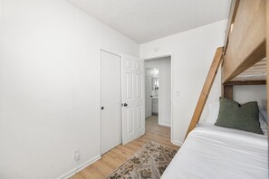 3 chambres, fer et planche à repasser, Wi-Fi, draps fournis