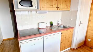 Refrigerador, microondas, parrilla de estufa y lavavajillas