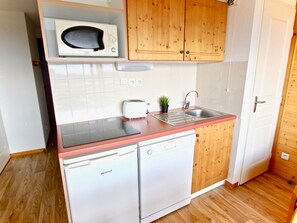 Frigorífico, microondas, placa de cocina y lavavajillas
