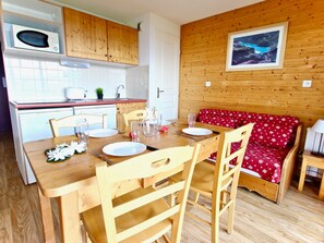 Dining - Cozy apartment with south-facing terrace, pets allowed (Chamrousse)