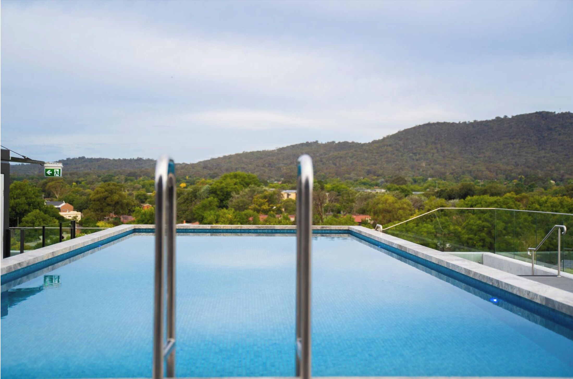 Una piscina al aire libre, una piscina climatizada
